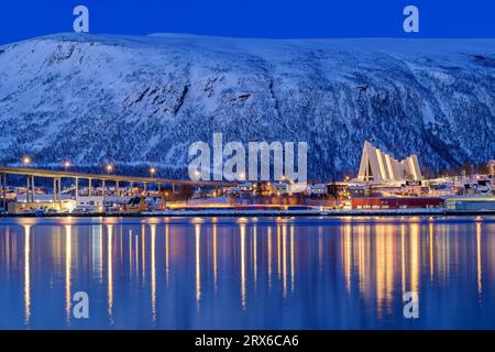 Norvegia, Troms og Finnmark, Tromso, quartiere di Tromsdalen durante la notte polare Foto Stock