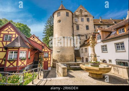 Germania, Baden-Wurttemberg, Meersburg, Fontana di fronte al castello di Meersburg in estate Foto Stock