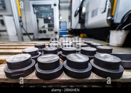 Metalli lavorati mantenuti su un tavolo di legno in fabbrica Foto Stock