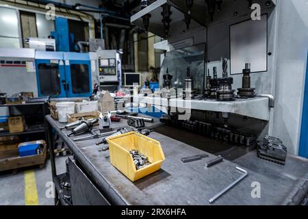 Attrezzature sul tavolo con macchinari industriali Foto Stock