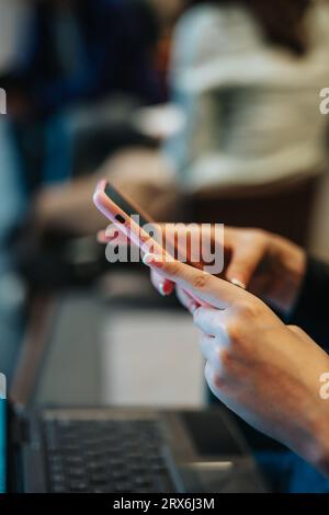 Foto parziale di una donna che parla al telefono. Concetto di messaggistica sul telefono. Foto Stock