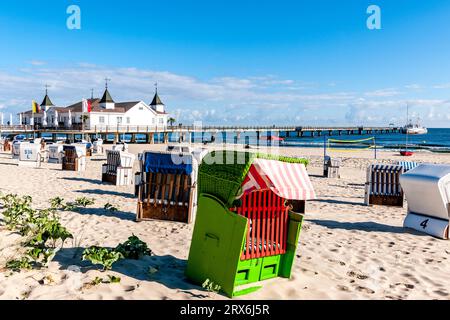 Germania, Meclemburgo-Vorpommern, Ahlbeck, sedie a sdraio con cappuccio e bagno sullo sfondo Foto Stock