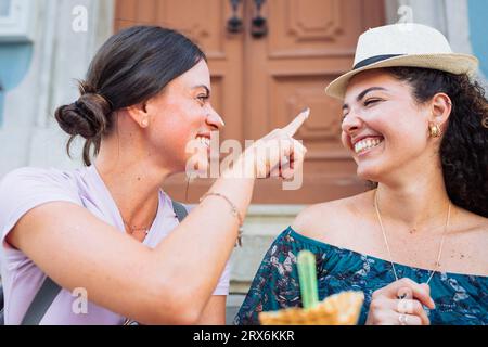 Amici giocosi che si divertono con il gelato Foto Stock