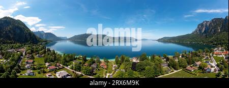 Austria, alta Austria, Weissenbach am Attersee, panorama dei droni sul Lago di atter e villaggio circostante in estate Foto Stock