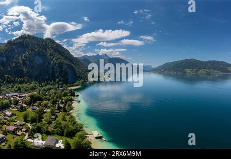 Austria, alta Austria, Weissenbach am Attersee, vista droni sul lago atter e villaggio circostante in estate Foto Stock