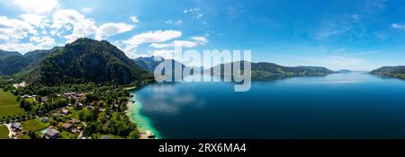 Austria, alta Austria, Weissenbach am Attersee, panorama dei droni sul Lago di atter e villaggio circostante in estate Foto Stock