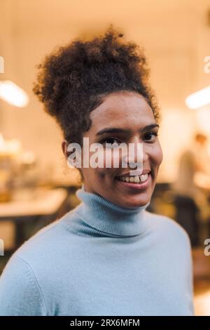 Sorridente giovane donna in cafe Foto Stock
