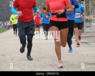 corridore intenzionalmente offuscato durante la corsa di fondo in città Foto Stock