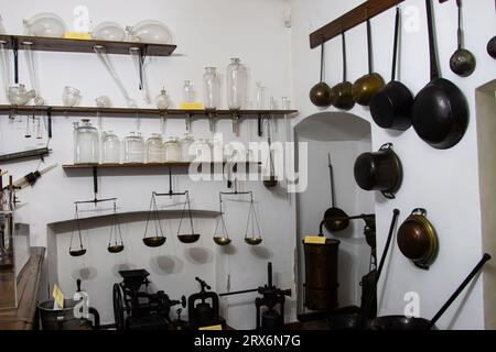Vecchi strumenti farmaceutici esposti al Museo della Farmacia di Sibiu, Romania Foto Stock