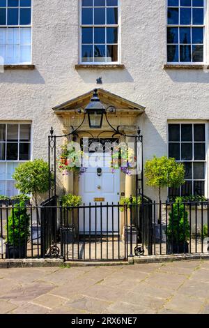 L'elegante architettura georgiana e la porta d'ingresso di una residenza sulla Cathedral Green a Wells, Somerset, Inghilterra, Regno Unito Foto Stock