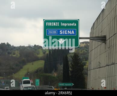 Indicazione stradale con indicazioni per raggiungere la città di SIENA in Toscana nel centro Italia Foto Stock