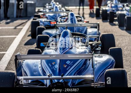 Ambiance Paddock, durante la sesta prova dello Championnat de France FFSA F4 2023, dal 22 al 24 settembre 2023 sul circuito di Lédenon, in Francia - foto Marc de Mattia/DPPI Credit: DPPI Media/Alamy Live News Foto Stock