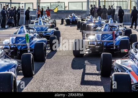 Ambiance Paddock, durante la sesta prova dello Championnat de France FFSA F4 2023, dal 22 al 24 settembre 2023 sul circuito di Lédenon, in Francia - foto Marc de Mattia/DPPI Credit: DPPI Media/Alamy Live News Foto Stock