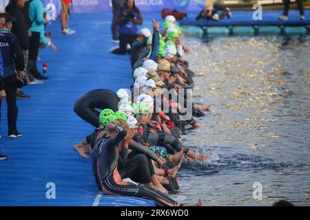 Pontevedra, Spagna. 23 settembre 2023. Paratriatleti al box di partenza del nuoto durante i campionati mondiali di triathlon 2023, il 23 settembre 2023, a Pontevedra, Spagna. (Foto di Alberto Brevers/Pacific Press) Credit: Pacific Press Media Production Corp./Alamy Live News Foto Stock