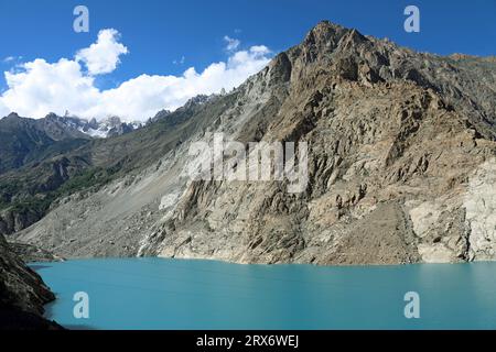 Lago Attabad nelle montagne del Karakoram in Pakistan Foto Stock