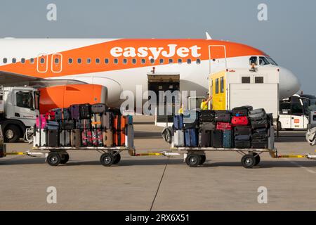 La foto del 16 settembre 2023 mostra che i bagagli sono caricati su un aereo easyJet all'aeroporto di Palma de Mallorca, nelle Isole Baleari, Spagna, Foto Stock