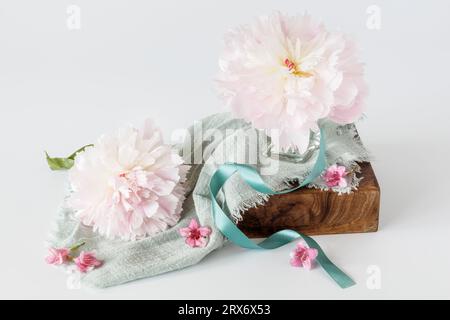 Composizione floreale con due peonie rosa a due teste Foto Stock