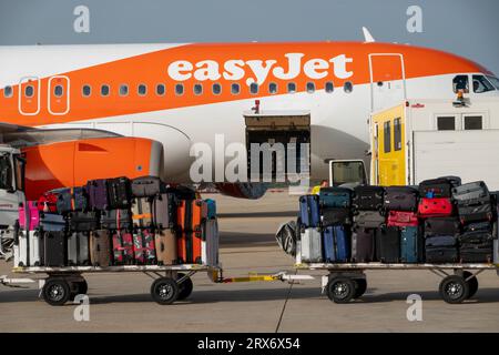 La foto del 16 settembre 2023 mostra che i bagagli sono caricati su un aereo easyJet all'aeroporto di Palma de Mallorca, nelle Isole Baleari, Spagna, Foto Stock
