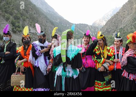 Ragazze Kalash che celebrano l'Uchal Summer Festival Foto Stock