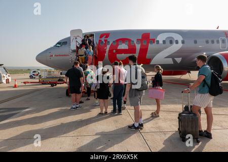 La foto del 16 settembre 2023 mostra i passeggeri che salgono a bordo di un aereo Jet2 all'aeroporto di Palma de Mallorca sulle Isole Baleari, Spagna. Foto Stock