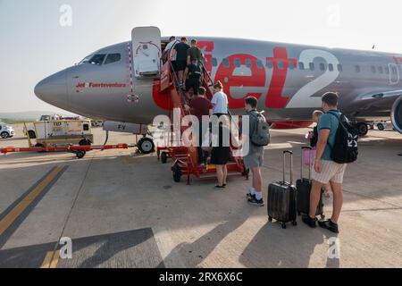 La foto del 16 settembre 2023 mostra i passeggeri che salgono a bordo di un aereo Jet2 all'aeroporto di Palma de Mallorca sulle Isole Baleari, Spagna. Foto Stock