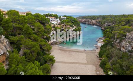 La foto di magazzino del 15 settembre 2023 mostra la località di villeggiatura di Cala Pi a Maiorca sulle Isole Baleari, Spagna. Foto Stock