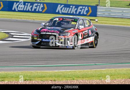 Towcester, Regno Unito. 23 settembre 2023. Silverstone, Regno Unito, il 23 settembre 2023. Dan Lloyd, Autobrite Direct with Millers Oils, Cupra Leon durante il Kwik Fit British Touring Car Championships (BTCC) a Silverstone, Towcester, Northamptonshire, Regno Unito, il 23 settembre 2023. Crediti: LFP/Alamy Live News Foto Stock