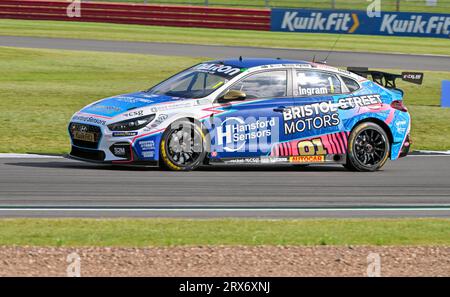 Towcester, Regno Unito. 23 settembre 2023. Silverstone, Regno Unito, il 23 settembre 2023. Tom Ingram, Bristol Street Motors con EXCELR8 TradePriceCars.com, Hyundai i30N durante il Kwik Fit British Touring Car Championships (BTCC) a Silverstone, Towcester, Northamptonshire, Regno Unito, il 23 settembre 2023. Crediti: LFP/Alamy Live News Foto Stock