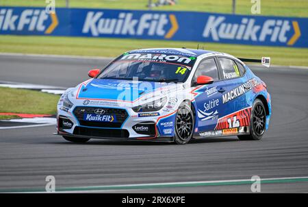 Towcester, Regno Unito. 23 settembre 2023. Silverstone, Regno Unito, il 23 settembre 2023. Ronan Pearson, Bristol Street Motors con EXCELR8, Hyundai i30N durante il Kwik Fit British Touring Car Championships (BTCC) a Silverstone, Towcester, Northamptonshire, Regno Unito il 23 settembre 2023. Crediti: LFP/Alamy Live News Foto Stock