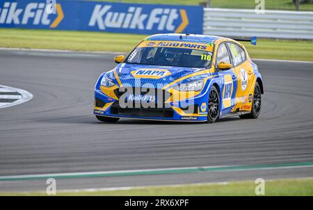 Towcester, Regno Unito. 23 settembre 2023. Silverstone, Regno Unito, il 23 settembre 2023. Ashley Sutton, NAPA Racing UK, Ford Focus ST durante il Kwik Fit British Touring Car Championships (BTCC) a Silverstone, Towcester, Northamptonshire, Regno Unito il 23 settembre 2023. Crediti: LFP/Alamy Live News Foto Stock