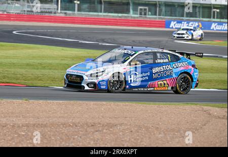 Towcester, Regno Unito. 23 settembre 2023. Silverstone, Regno Unito, il 23 settembre 2023. Tom Ingram, Bristol Street Motors con EXCELR8 TradePriceCars.com, Hyundai i30N durante il Kwik Fit British Touring Car Championships (BTCC) a Silverstone, Towcester, Northamptonshire, Regno Unito, il 23 settembre 2023. Crediti: LFP/Alamy Live News Foto Stock