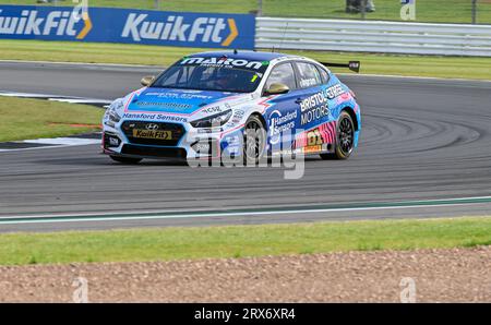 Towcester, Regno Unito. 23 settembre 2023. Silverstone, Regno Unito, il 23 settembre 2023. Tom Ingram, Bristol Street Motors con EXCELR8 TradePriceCars.com, Hyundai i30N durante il Kwik Fit British Touring Car Championships (BTCC) a Silverstone, Towcester, Northamptonshire, Regno Unito, il 23 settembre 2023. Crediti: LFP/Alamy Live News Foto Stock