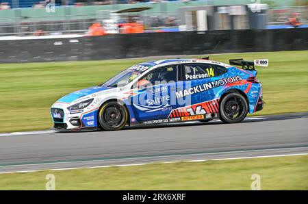 Towcester, Regno Unito. 23 settembre 2023. Silverstone, Regno Unito, il 23 settembre 2023. Ronan Pearson, Bristol Street Motors con EXCELR8, Hyundai i30N durante il Kwik Fit British Touring Car Championships (BTCC) a Silverstone, Towcester, Northamptonshire, Regno Unito il 23 settembre 2023. Crediti: LFP/Alamy Live News Foto Stock