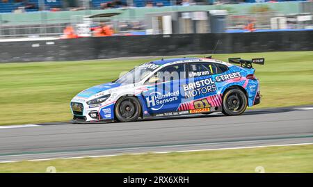 Towcester, Regno Unito. 23 settembre 2023. Silverstone, Regno Unito, il 23 settembre 2023. Tom Ingram, Bristol Street Motors con EXCELR8 TradePriceCars.com, Hyundai i30N durante il Kwik Fit British Touring Car Championships (BTCC) a Silverstone, Towcester, Northamptonshire, Regno Unito, il 23 settembre 2023. Crediti: LFP/Alamy Live News Foto Stock