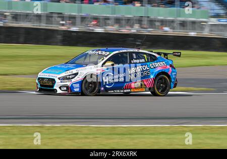 Towcester, Regno Unito. 23 settembre 2023. Silverstone, Regno Unito, il 23 settembre 2023. Tom Ingram, Bristol Street Motors con EXCELR8 TradePriceCars.com, Hyundai i30N durante il Kwik Fit British Touring Car Championships (BTCC) a Silverstone, Towcester, Northamptonshire, Regno Unito, il 23 settembre 2023. Crediti: LFP/Alamy Live News Foto Stock