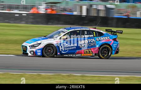 Towcester, Regno Unito. 23 settembre 2023. Silverstone, Regno Unito, il 23 settembre 2023. Tom Ingram, Bristol Street Motors con EXCELR8 TradePriceCars.com, Hyundai i30N durante il Kwik Fit British Touring Car Championships (BTCC) a Silverstone, Towcester, Northamptonshire, Regno Unito, il 23 settembre 2023. Crediti: LFP/Alamy Live News Foto Stock