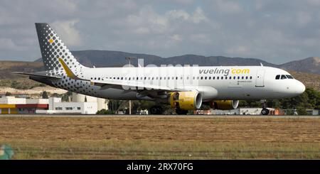 Avión de Línea Airbus A320 de Vlueling en Alicante Foto Stock