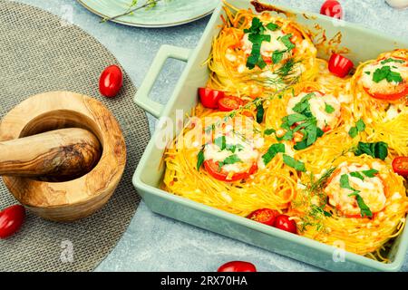 Nidi di spaghetti al forno con polpette e formaggio Foto Stock