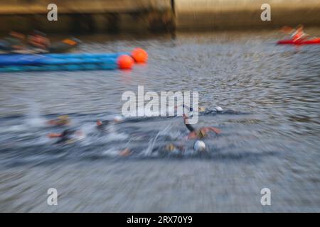 Pontevedra, Galizia, Spagna. 23 settembre 2023. Pontevedra, Spagna, 23 settembre 2023: Paratriatleti che nuotano durante i Campionati Mondiali di Paratriathlon 2023, il 23 settembre 2023, a Pontevedra, Spagna. (Immagine di credito: © Alberto Brevers/Pacific Press via ZUMA Press Wire) SOLO USO EDITORIALE! Non per USO commerciale! Foto Stock