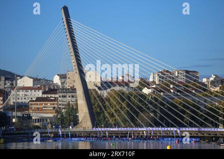 Pontevedra, Galizia, Spagna. 23 settembre 2023. Pontevedra, Spagna, 23 settembre 2023: Il Puente de los Tirantes durante i Campionati Mondiali di Paratriathlon 2023, il 23 settembre 2023, a Pontevedra, Spagna. (Immagine di credito: © Alberto Brevers/Pacific Press via ZUMA Press Wire) SOLO USO EDITORIALE! Non per USO commerciale! Foto Stock