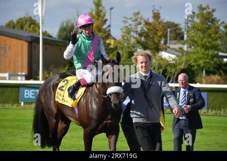 Newbury, Regno Unito. 23 settembre 2023. Oisin Murphy saluta la folla dopo aver vinto il Dubai Duty Free Mill Reef Stakes Stakes 15,15 all'ippodromo di Newbury, Regno Unito. Crediti: Paul Blake/Alamy Live News. Foto Stock