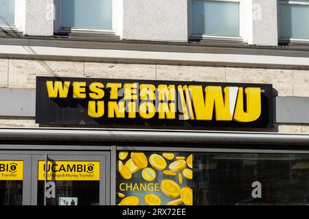 Logo Western Union della società di servizi finanziari. L'icona si trova sulla facciata di una filiale. L'attività riguarda i trasferimenti di denaro in qualsiasi paese. Foto Stock