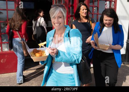 Il vice leader di LibDem, Daisy Cooper, è affiancato dai candidati parlamentari per fish and chips sul lungomare di Bournemouth il primo giorno della conferenza liberaldemocratica . Data immagine: Sabato 23 settembre 2023. Foto Stock