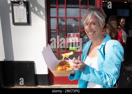 Il vice leader di LibDem, Daisy Cooper, è affiancato dai candidati parlamentari per fish and chips sul lungomare di Bournemouth il primo giorno della conferenza liberaldemocratica . Data immagine: Sabato 23 settembre 2023. Foto Stock