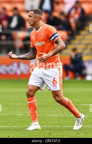 Oliver Norburn n. 6 di Blackpool dà istruzioni alla sua squadra durante la partita di Sky Bet League 1 Blackpool vs Reading a Bloomfield Road, Blackpool, Regno Unito, 23 settembre 2023 (foto di Craig Thomas/News Images) Foto Stock