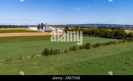 Una veduta aerea di un Patchwork di campi coltivati e una fattoria, in un soleggiato autunno Foto Stock