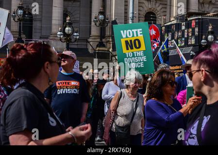 Melbourne, Australia. 23 settembre 2023. Un attivista tiene un cartello durante la manifestazione "No to the Voice" a Melbourne, Victoria. Centinaia di vittoriani si sono riuniti a sostegno del NO vote per il prossimo referendum della Australian Indigenous Voice del 2023, che avrebbe portato gli australiani ai sondaggi elettorali del 14 ottobre 2023. Credito: SOPA Images Limited/Alamy Live News Foto Stock