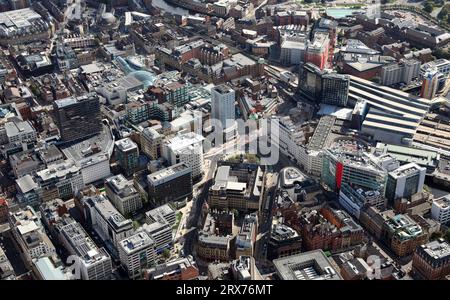 Vista aerea: A sud est lungo Quebec Street e Infirmary Street verso City Square, Leeds, West Yorkshire. La stazione di Leeds è sulla destra. Foto Stock