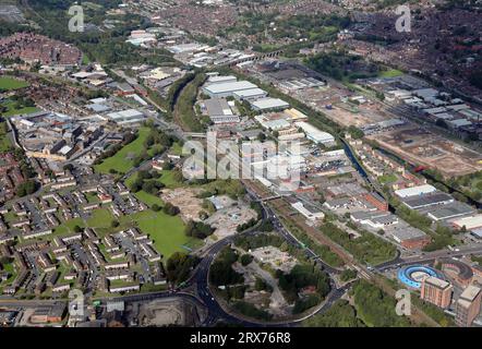 Vista aerea che si affaccia su Armley Road e Canal Street a Leeds. La rotatoria di Armley Gyratory Road è in primo piano. Foto Stock