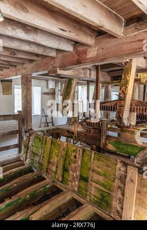 L'interno di Carew Tidal Mill (noto anche come French Mill), un mulino per mais risalente al 1801 sul laghetto del mulino sul fiume Carew a Carew, Pembrokeshire, Galles, Regno Unito Foto Stock